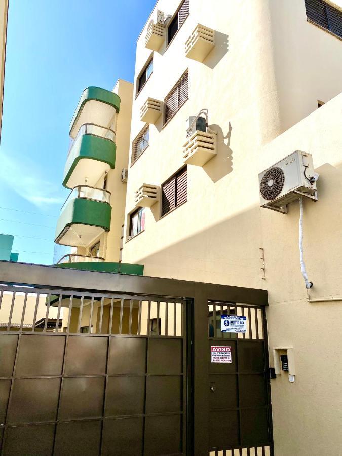 Apto No Centro Perto Do Shopping Com 2 Quartos De Casal Arcond Wifi Fibra Homeoffice E Garagem Em Dourados Extérieur photo